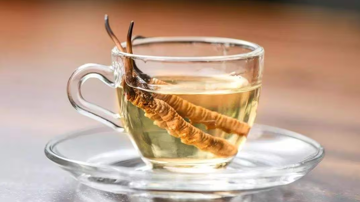 一杯蟲(chóng)草水，健康新滋味：冬蟲(chóng)夏草泡水喝的奇妙功效